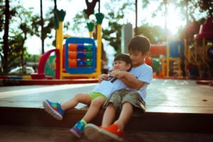 Boys playing (Hisu lee via Unsplash)